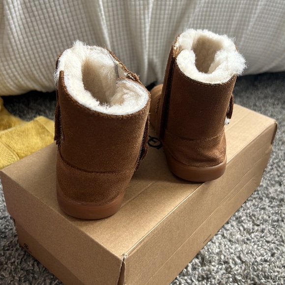 Slightly used toddler Ugg boots size 7c - Picture 3 of 8